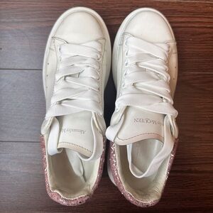 Alexander McQueen Classic white shoes with shiny pink tail